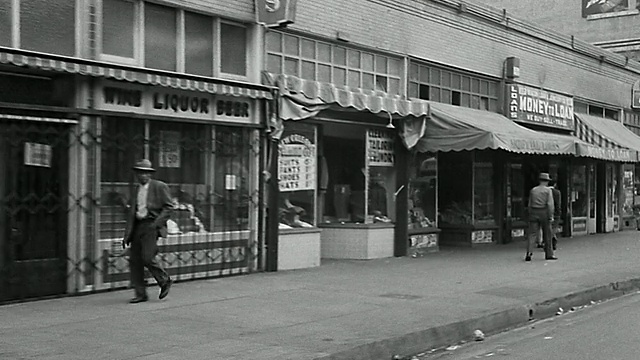 1950年后方汽车的视角，在街道上行驶，路过商店和人行道上的人/洛杉矶视频素材