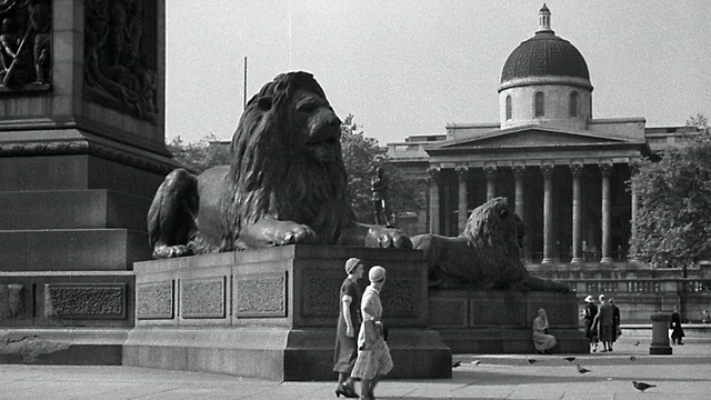 20世纪20年代的特拉法加广场(Trafalgar Square) +有着狮子雕像的国家美术馆(National Gallery) +前景中的交通/英国伦敦视频素材