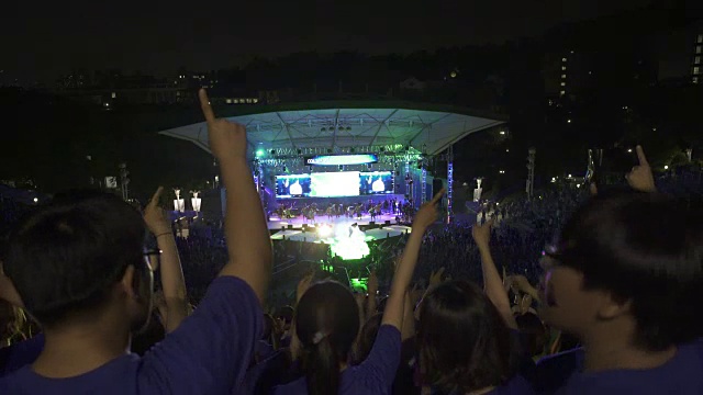 大学生集体行动校园嘉年华在操场上视频素材