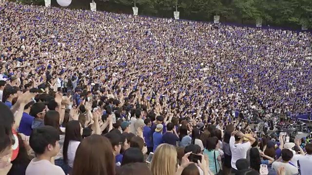 大学生集体行动校园嘉年华在操场上视频素材