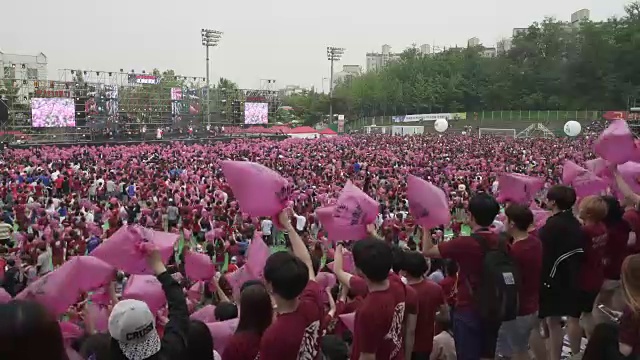 年轻的学生们在欢庆节日视频素材