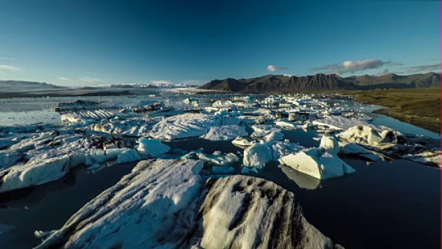 航拍:冰岛的冰山- Jokulsarlon泻湖视频素材