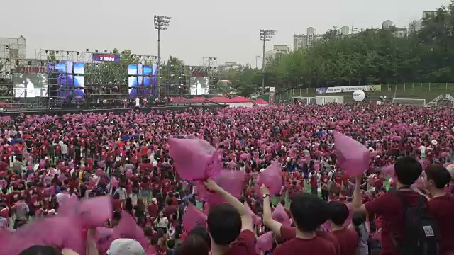 年轻的学生们在欢庆节日视频素材