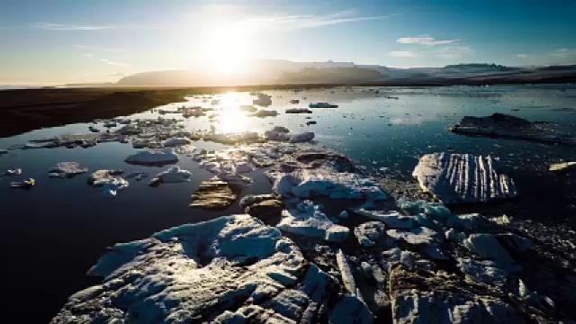 AERIAL:冰岛，Jokulsarlon冰川湖日落视频素材