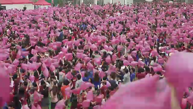 年轻的学生们在欢庆节日视频素材