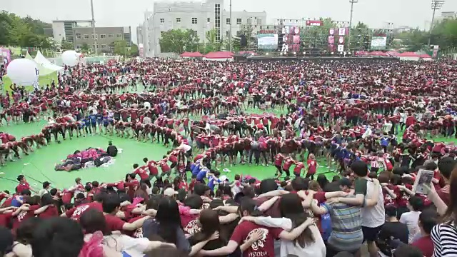 年轻的学生们在欢庆节日视频素材