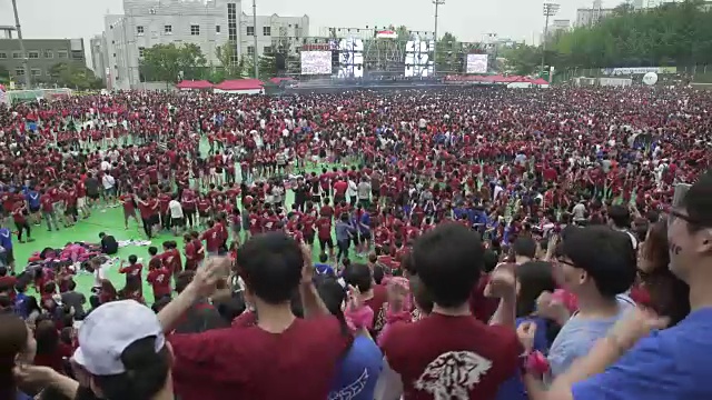 年轻的学生们在欢庆节日视频素材