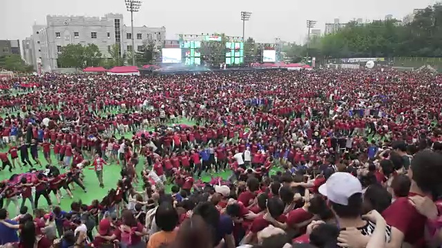 年轻的学生们在欢庆节日视频素材