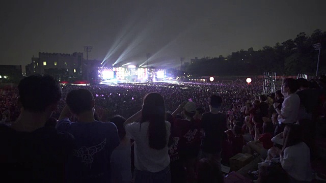 年轻的学生们在欢庆节日视频素材