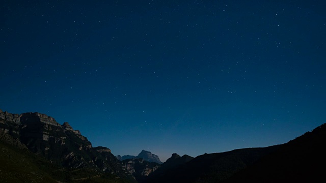 夜晚的星星和山脉视频素材