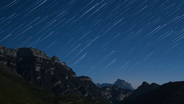 夜晚的星星和山脉视频素材