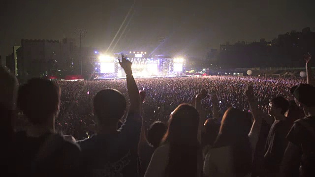 年轻的学生们在欢庆节日视频素材