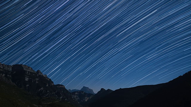 夜晚的星星和山脉视频素材