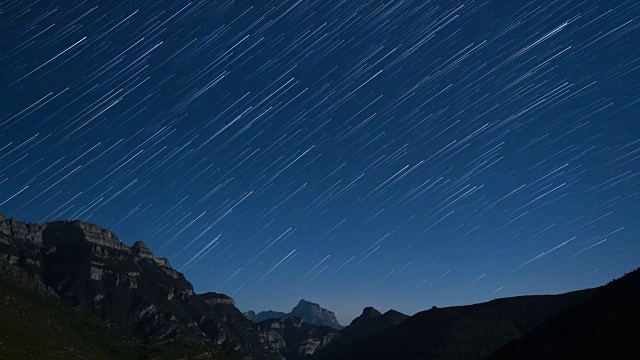 夜晚的星星和山脉视频素材