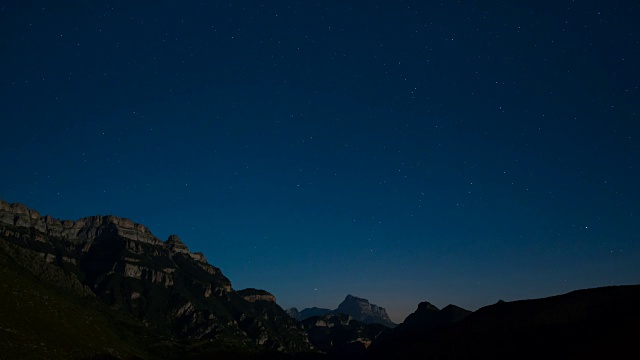 夜晚的星星和山脉视频素材