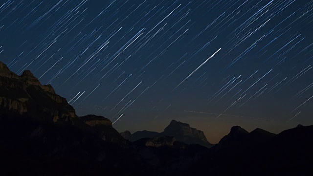 夜晚的星星和山脉视频素材