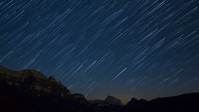 夜晚的星星和山脉视频素材