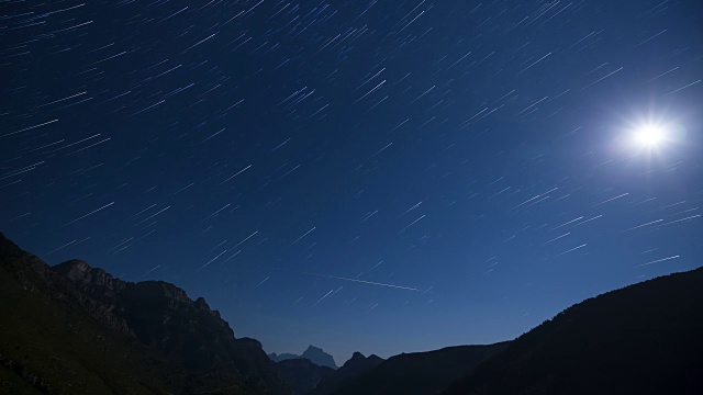 夜晚的星星和山脉视频素材