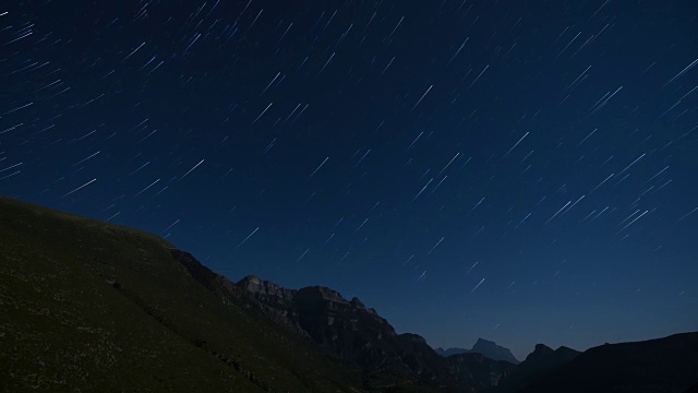 夜晚的星星和山脉视频素材