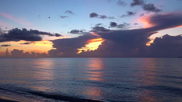 海面上的日出视频素材