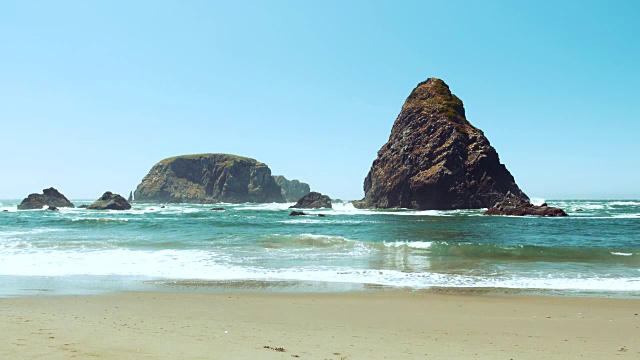 美丽的岩石海滩风景，俄勒冈海岸，美国视频素材