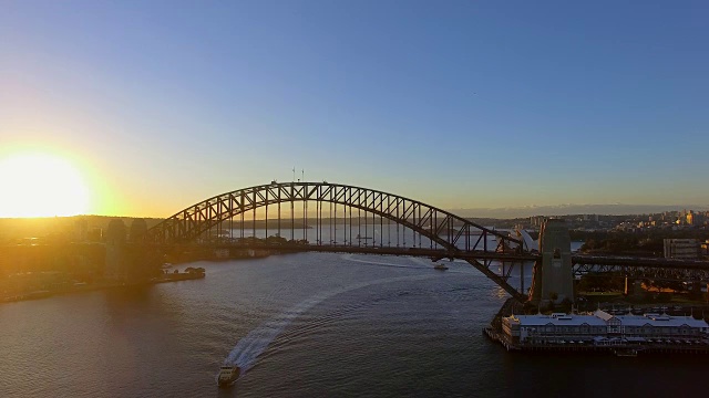 日出时悉尼海港大桥鸟瞰图视频素材