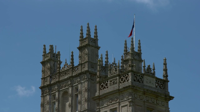 英国汉普郡，海克利尔城堡顶端，迎风飘扬的赫伯特家族旗帜视频素材