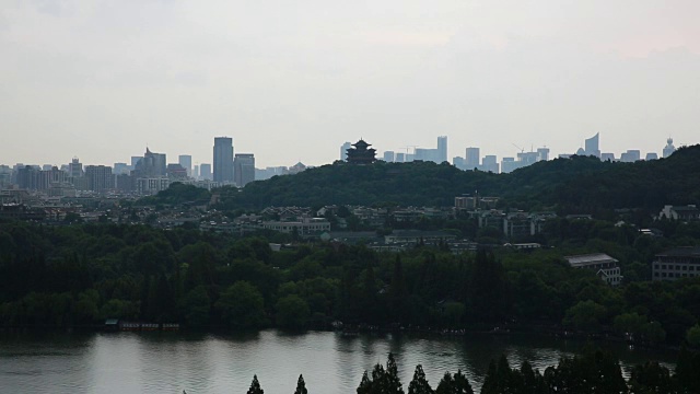 风景优美的西湖对着市中心的天际线，中国杭州视频素材