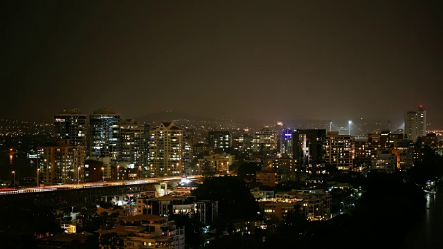 4K风暴在澳大利亚布里斯班伴随着交通和降雨的夜间时间视频素材