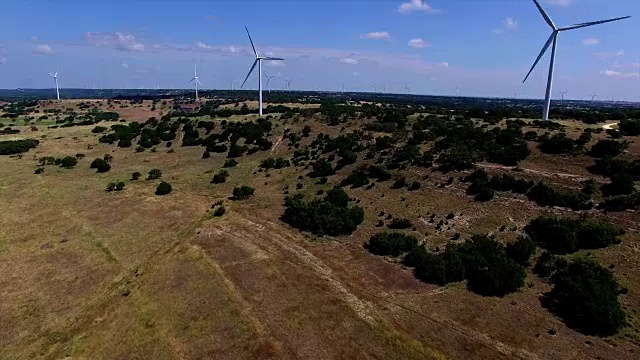 空中俯瞰德州农场，风力涡轮机农场沿着山顶视频素材