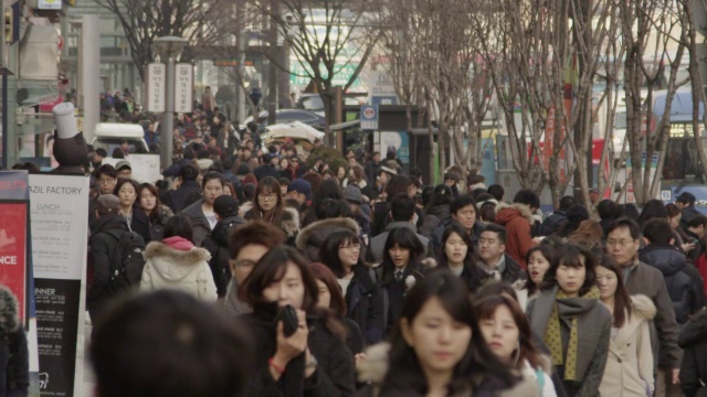 人们走在首尔拥挤的街道上的慢镜头视频素材