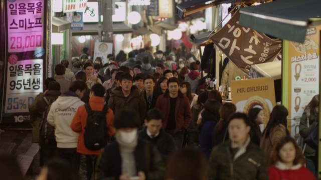 拍摄于首尔夜晚拥挤的街道视频素材