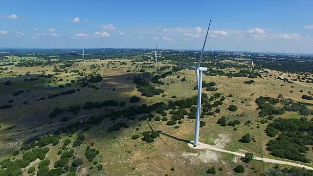 空中德克萨斯州丘陵国家风力提供可再生能源从巨大的风电场视频素材