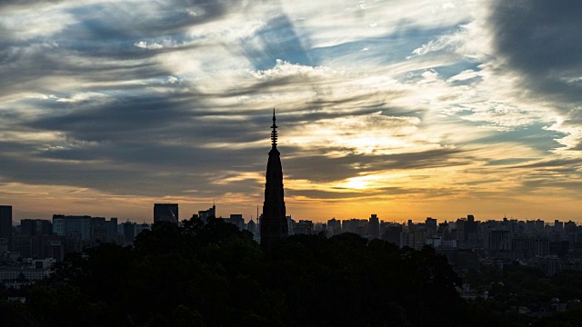 4K延时拍摄从夜晚到白天:中国杭州，太阳升起在市中心天际线的剪影上视频素材