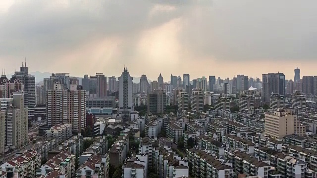 4k Time Lapse:暴雨云层中的高密度住宅建筑，杭州，中国视频素材