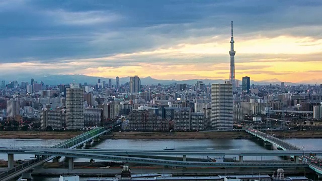 延时:鸟瞰图东京天空树日本日落视频素材