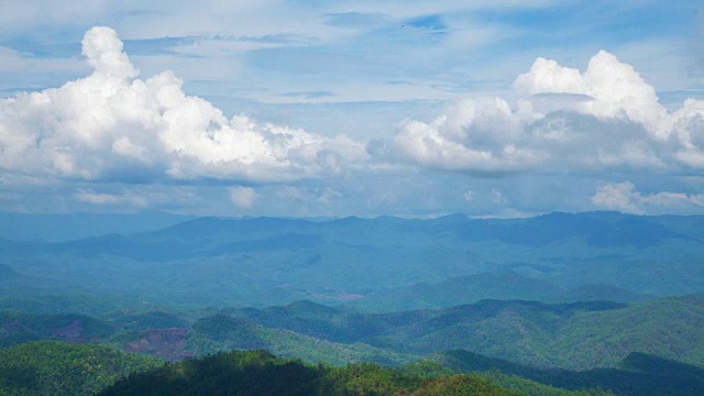 移动的云和森林山。视频素材