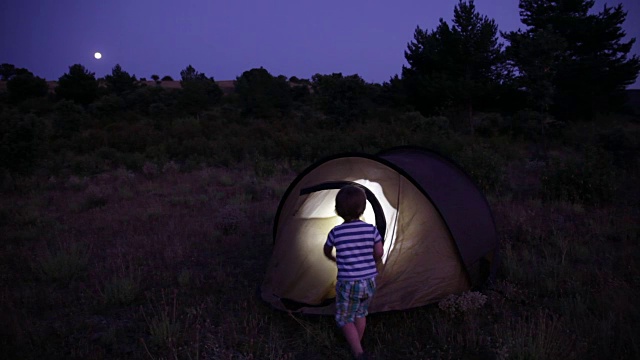 露营。从帐篷内部照明的夜景。西班牙塞戈维亚的乡村。视频素材