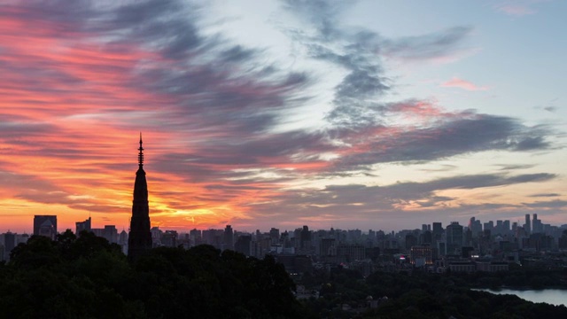 4K延时从夜到日:金色的阳光照耀着中国杭州市中心的天际线视频素材