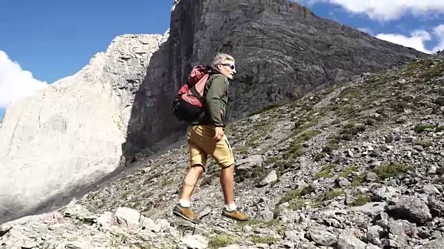 男性徒步者攀登山脊，大风天视频素材