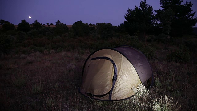 露营。从帐篷内部照明的夜景。西班牙塞戈维亚的乡村。视频素材