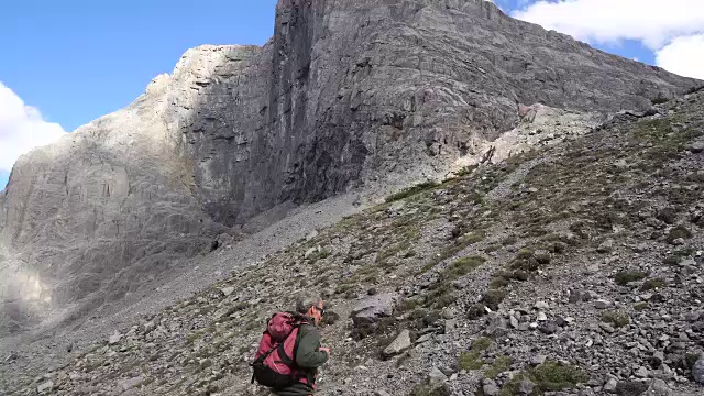 男性徒步者攀登山脊，大风天视频素材