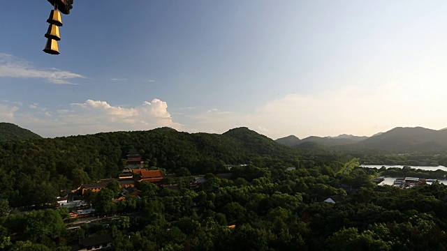 风景优美的景祠在山脚下，杭州，中国视频素材