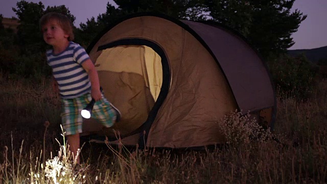 露营。从帐篷内部照明的夜景。西班牙塞戈维亚的乡村。视频素材