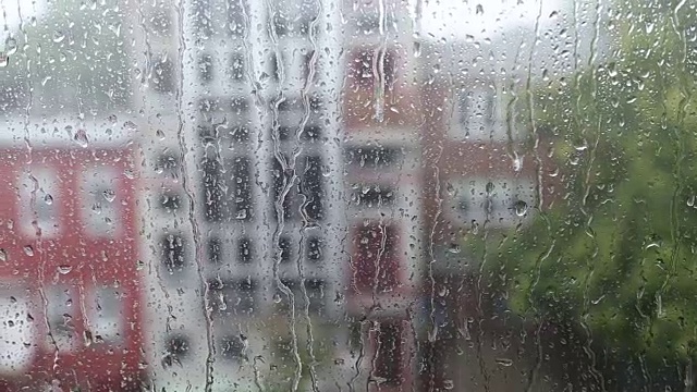 雨点打在窗户上，特写镜头视频素材