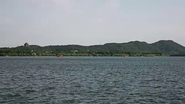 风景优美的西湖与起伏的青山在背景，杭州，浙江，中国视频素材