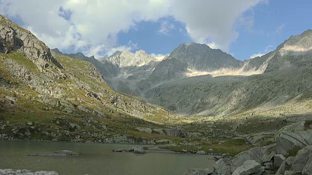 以阿达梅洛峰为背景的湖视频素材