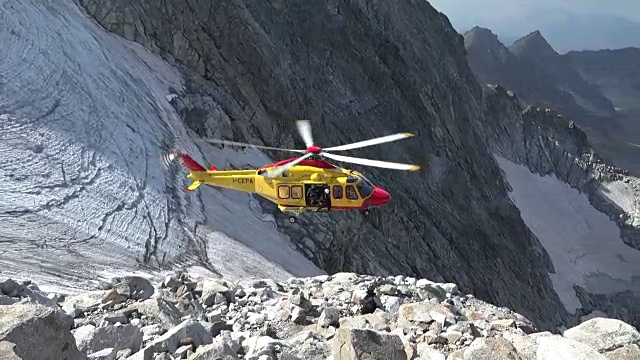 阿达梅洛山冰川上的救援直升机视频素材