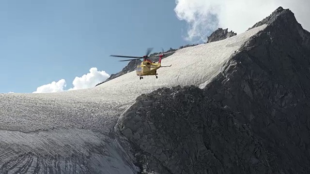 阿达梅洛山冰川上的救援直升机视频素材