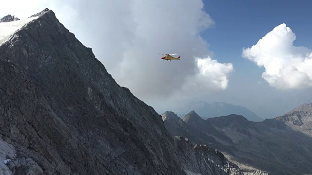 阿达梅洛山冰川上的救援直升机视频素材